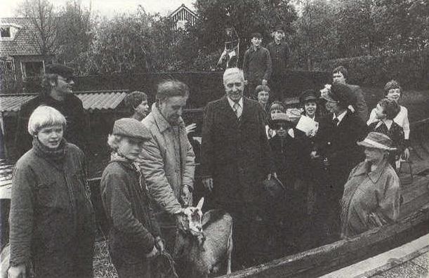 Schoolkinderen van basisschool It Kampke uit Terherne, eren H de Roos ( midden met hoed in de hand ) met een zilveren pen in 1980. De enige prijs die hij ooit kreeg voor zijn (13 miljoen!!) verkochte boeken... [ foto : Leeuwarder Courant ]